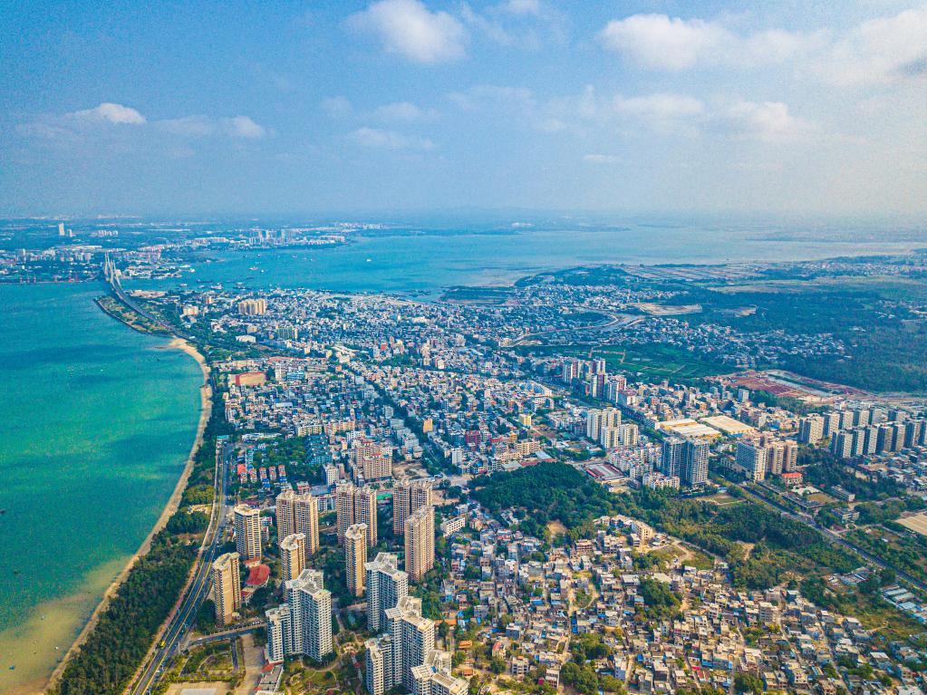 這是海南自貿(mào)港重點園區(qū)——洋浦經(jīng)濟開發(fā)區(qū)所在的環(huán)新英灣地區(qū)（無人機照片，2023年2月26日攝）。新華社記者 蒲曉旭 攝