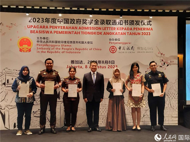 陸慷大使與獲得中國政府獎學金的印尼學子合影。 人民網(wǎng)記者 李培松攝