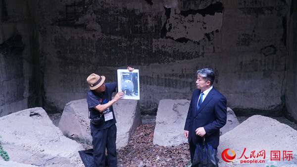 毒氣島歷史研究所事務(wù)局長山內(nèi)正之在毒氣儲存遺址為大家介紹日軍發(fā)動毒氣戰(zhàn)的罪證。人民網(wǎng) 蔣曉辰攝