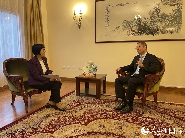 胡長春大使（圖右）接受人民網(wǎng)記者唐維紅采訪。人民網(wǎng)記者 趙艷紅攝