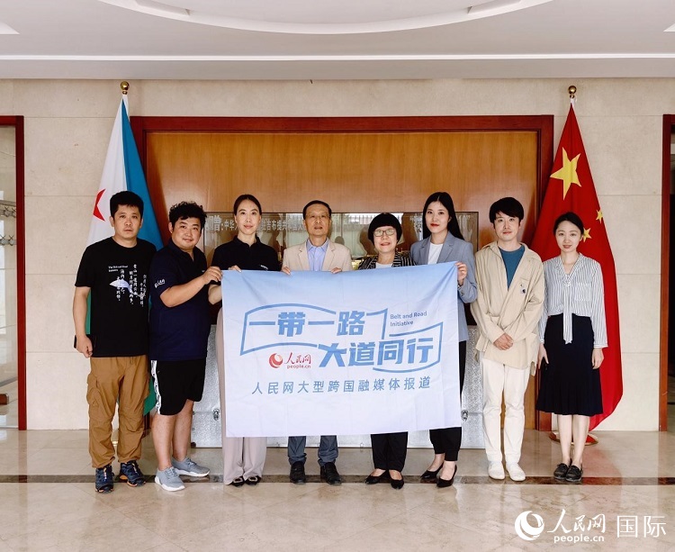 胡斌大使（左四）、使館工作人員與人民網(wǎng)記者合影。