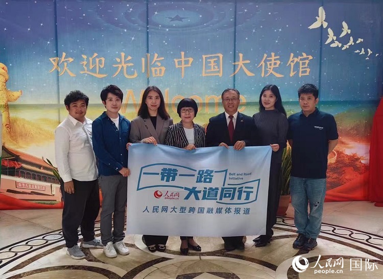 崔建春大使（右三）與人民網(wǎng)記者合影。
