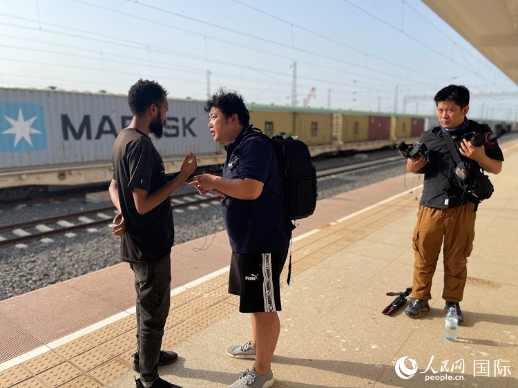 亞吉鐵路吉布提線工作人員介紹列車運(yùn)營情況。人民網(wǎng)記者 趙艷紅攝