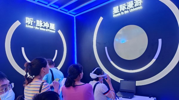9月2日，貴州展館里觀眾排隊(duì)體驗(yàn)VR。受訪者供圖