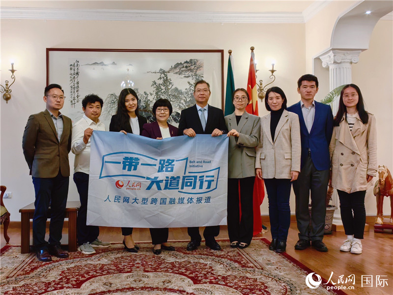 胡長春大使、駐非盟使團(tuán)工作人員與人民網(wǎng)記者合影。