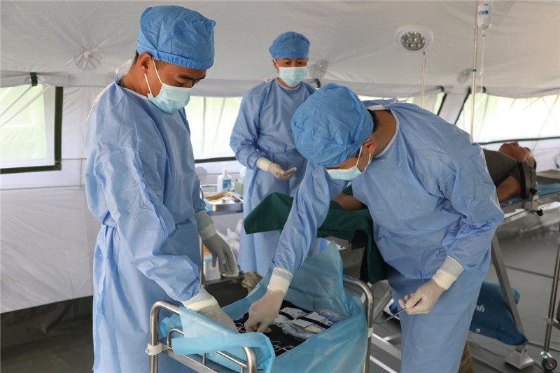 出征前，“純凈家園-2023”多國聯(lián)合掃雷行動(dòng)中方任務(wù)分隊(duì)醫(yī)療組官兵正在進(jìn)行專業(yè)訓(xùn)練。趙文環(huán)攝