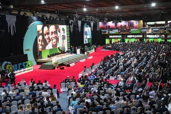 9月4日，在肯尼亞內(nèi)羅畢，與會(huì)代表參加首屆非洲氣候峰會(huì)開幕式。新華社記者 韓旭 攝