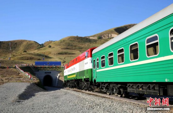 2016年8月24日，塔吉克斯坦“瓦赫達(dá)特-亞灣”鐵路通車(chē)。這是絲綢之路經(jīng)濟(jì)帶框架下首個(gè)開(kāi)工并建成的鐵路項(xiàng)目，具標(biāo)志性意義。圖為火車(chē)進(jìn)入由中鐵十九局集團(tuán)有限公司承建的隧道。文龍杰 攝