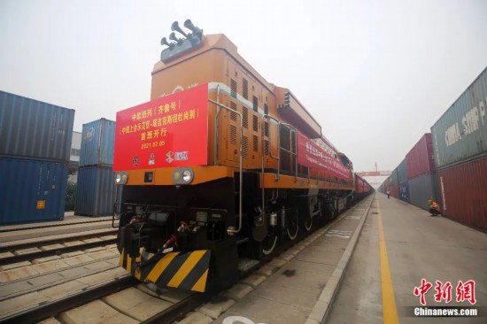 2021年7月5日，中國(guó)—上海合作組織地方經(jīng)貿(mào)合作示范區(qū)（簡(jiǎn)稱“上合示范區(qū)”）前往塔吉克斯坦首都杜尚別的首班中歐班列（齊魯號(hào)）“上合快線”發(fā)出，從上合示范區(qū)青島多式聯(lián)運(yùn)中心啟程，為中國(guó)及日本、韓國(guó)等周邊國(guó)家和地區(qū)與塔吉克斯坦經(jīng)貿(mào)往來(lái)提供了全新的物流解決方案。胡耀杰 攝