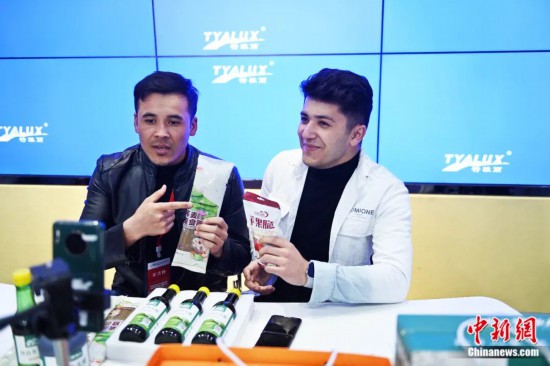 2023年3月，甘肅省慶陽(yáng)市環(huán)縣電商創(chuàng)業(yè)孵化基地內(nèi)，來(lái)自蘭州文理學(xué)院的塔吉克斯坦留學(xué)生正在協(xié)助主播直播帶貨當(dāng)?shù)剞r(nóng)特產(chǎn)品。李亞龍 攝