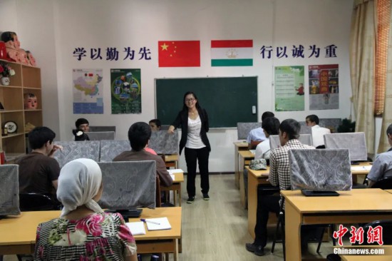 2014年，塔吉克斯坦國(guó)立民族大學(xué)的孔子學(xué)院內(nèi)，教師正在為塔吉克斯坦學(xué)生授課。田冰 攝