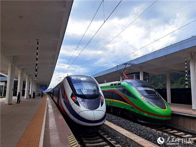 “復興號”和“瀾滄號”國際旅客列車?？吭诶蠐肽ザ≌尽Ｈ嗣窬W(wǎng) 杜明明攝