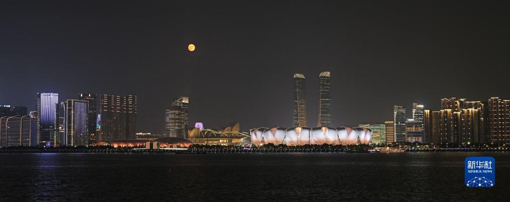 這是9月29日在杭州拍攝的杭州奧體中心體育場和滿月。新華社發(fā)（李忠攝）