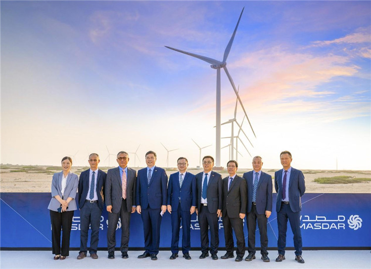 中方建設者在風電場合影。中國電建供圖