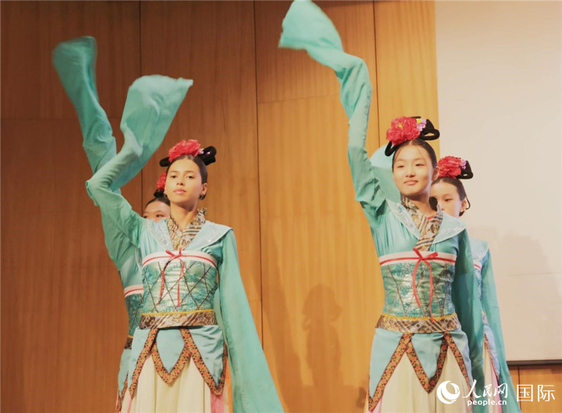 兩國文化志愿者共同表演中國傳統(tǒng)舞蹈。人民網(wǎng)記者 陳海琪攝
