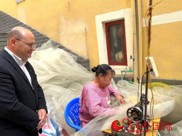 馬耳他瑪格麗特中學(xué)“中國角”教師馬丁·阿佐帕迪在福建省寧德市下歧村參觀。人民網(wǎng)記者 周雨攝