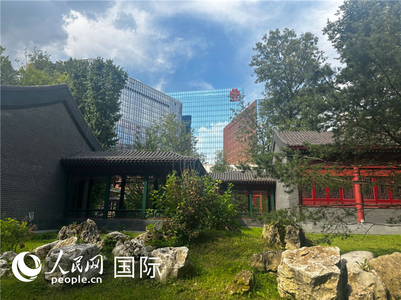 莫斯科中國貿(mào)易中心的中式園林“華銘園”一角。人民網(wǎng)記者 申佳平攝