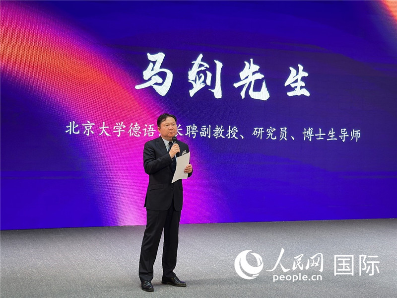 北京大學(xué)德語系長(zhǎng)聘副教授馬劍點(diǎn)評(píng)學(xué)生表現(xiàn)。（攝影：張麗鷗）