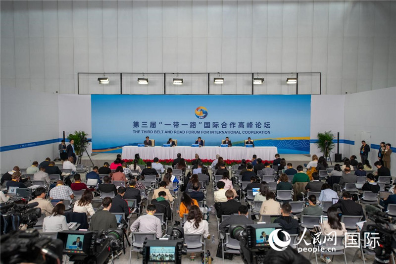 10月16日，第三屆“一帶一路”國際合作高峰論壇新聞中心在北京國家會議中心舉行首場吹風會，邀請自然資源部國際合作司和相關(guān)單位負責人介紹有關(guān)情況，并回答記者提問。人民網(wǎng)記者 翁奇羽攝