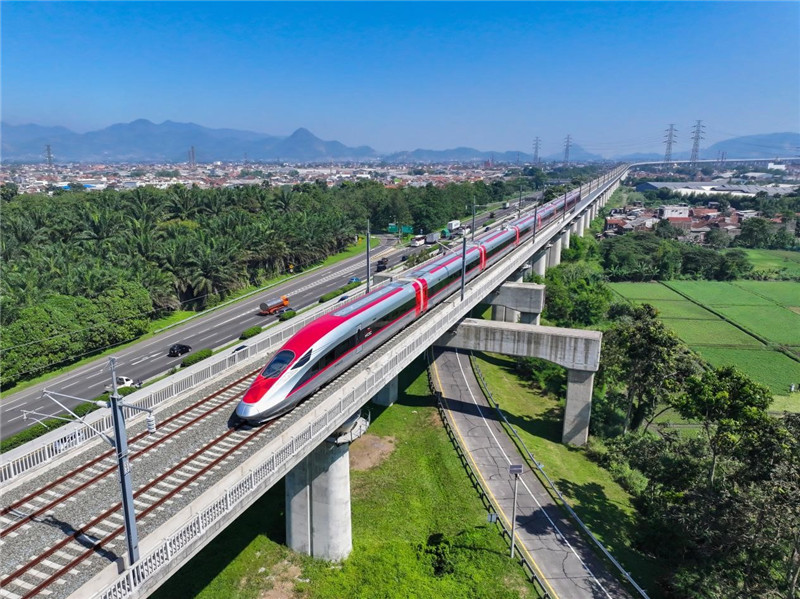 奔馳在雅萬(wàn)高鐵上的動(dòng)車組。中車青島四方機(jī)車車輛股份有限公司供圖