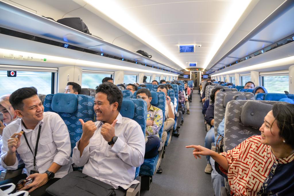 10月17日，乘客在行駛中的雅萬(wàn)高鐵高速動(dòng)車組列車車廂內(nèi)交談。