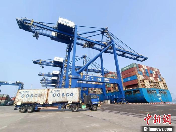 圖為海南洋浦國(guó)際集裝箱碼頭，卡車將集裝箱從后方堆場(chǎng)運(yùn)往碼頭裝卸區(qū)。　張?jiān)潞?攝