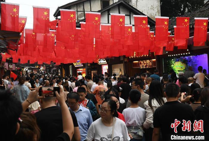 圖為重慶千年古鎮(zhèn)磁器口游人如織。<a target='_blank' href='/' ><p  align=