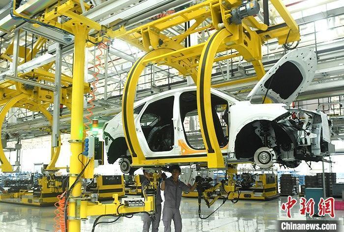 資料圖：汽車生產(chǎn)車間內(nèi)的工作人員正在組裝車輛。 <a target='_blank' href='/'><p  align=
