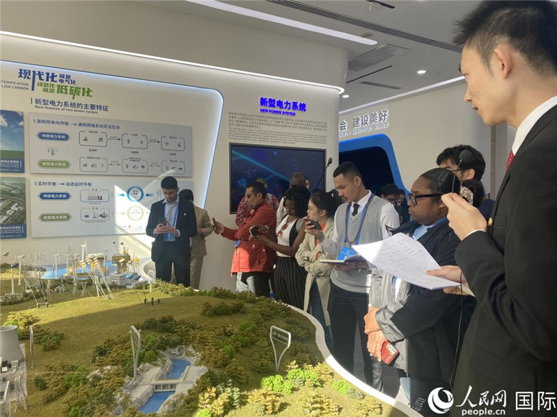 2023“一帶一路”媒體合作論壇聯(lián)合采訪團(tuán)參訪中國(guó)能建。人民網(wǎng)記者 于洋攝