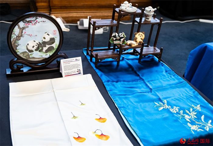 活動現(xiàn)場的現(xiàn)場文創(chuàng)展、互動體驗(yàn)區(qū)、非遺區(qū)展示。人民網(wǎng) 郭錦標(biāo)攝