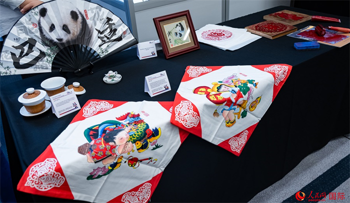 活動現(xiàn)場的現(xiàn)場文創(chuàng)展、互動體驗(yàn)區(qū)、非遺區(qū)展示。人民網(wǎng) 郭錦標(biāo)攝