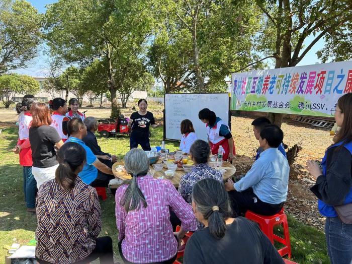 10月23日，廣東韶關(guān)農(nóng)村的互助養(yǎng)老探索，結(jié)合仁化縣董塘鎮(zhèn)新龍村的重陽節(jié)活動(dòng)，將村支書、婦女主任、項(xiàng)目管理人員、新龍村助老員、村民志愿者、健康熱心的老人聚集在一起。 受訪者供圖