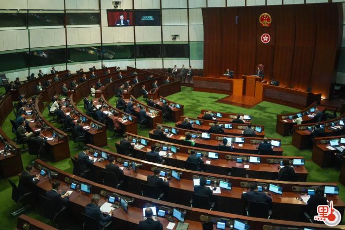 李家超在立法會(huì)宣讀新一份施政報(bào)告。圖片來源：香港“點(diǎn)新聞” 麥鈞杰 攝