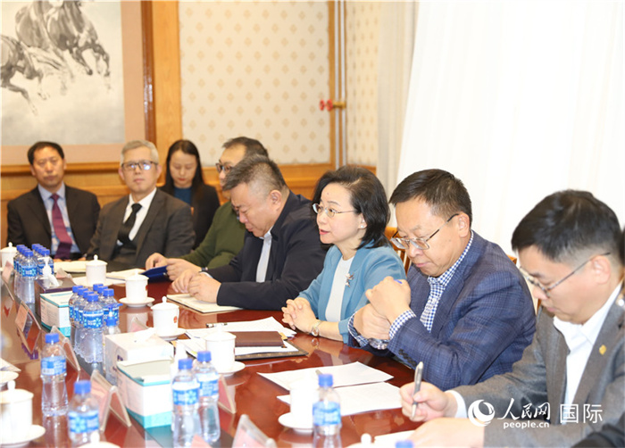 1.2023年10月30日，沈敏娟（右三）大使與中企代表座談。人民網(wǎng)記者 霍文攝
