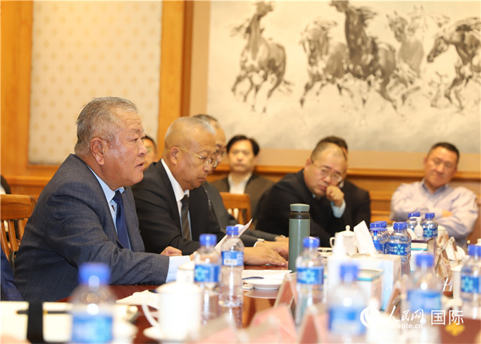 2.2023年10月30日，張義波（左一）會(huì)長匯報(bào)商會(huì)工作情況。人民網(wǎng)記者 霍文攝