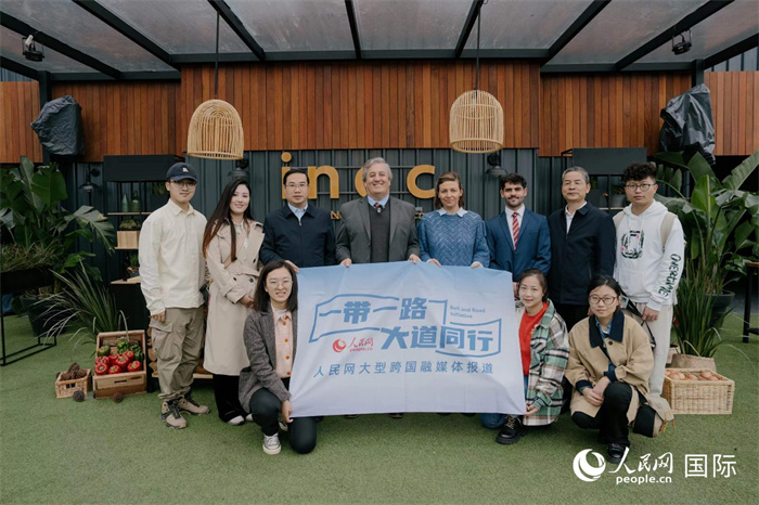 在烏拉圭第118屆普拉多牧農(nóng)業(yè)國際博覽會上，烏拉圭國家肉類協(xié)會主席與人民網(wǎng)記者合影。人民網(wǎng)記者 張若涵攝