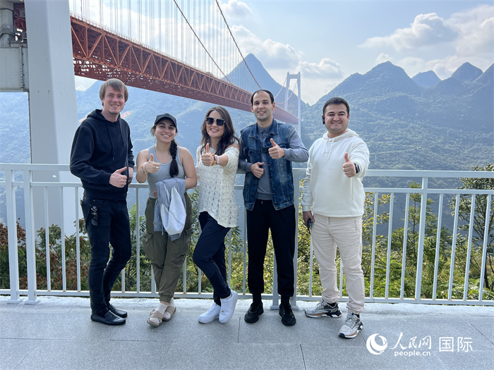 歐亞國家記者在壩陵河大橋下合影，并給大橋“點(diǎn)贊”。人民網(wǎng) 花放攝