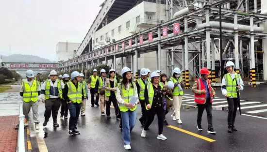   2023“一帶一路”媒體合作論壇聯(lián)合采訪團走進國家電投江西公司分宜電廠廠區(qū)。（本報記者 周歡攝）