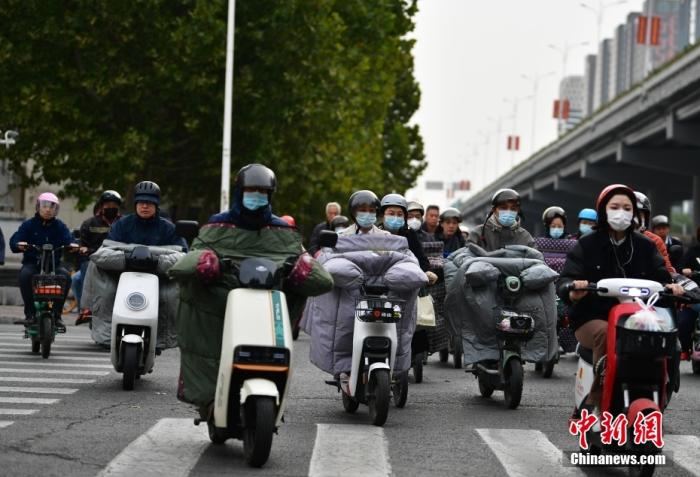 11月3日，河北石家莊迎降溫天氣，市民“捂”裝出行。 <a target='_blank' href='/'><p  align=