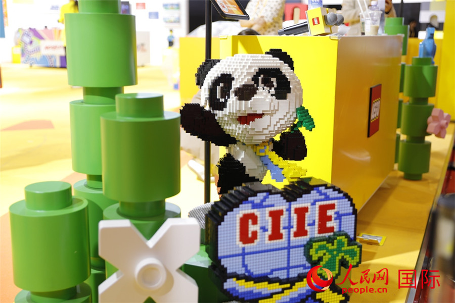 11月5日，消費(fèi)品展區(qū)展出的進(jìn)博會(huì)吉祥物進(jìn)寶造型積木。人民網(wǎng)記者 李美玉攝