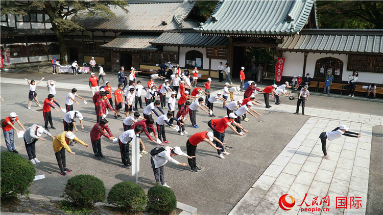 開(kāi)跑前，中日青少年一起做熱身運(yùn)動(dòng)。人民網(wǎng) 蔣曉辰攝