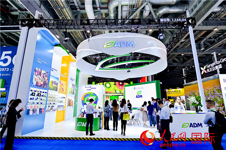 美國農(nóng)產(chǎn)品加工和貿(mào)易企業(yè)ADM在進博會的展臺。人民網(wǎng)記者 趙益普攝