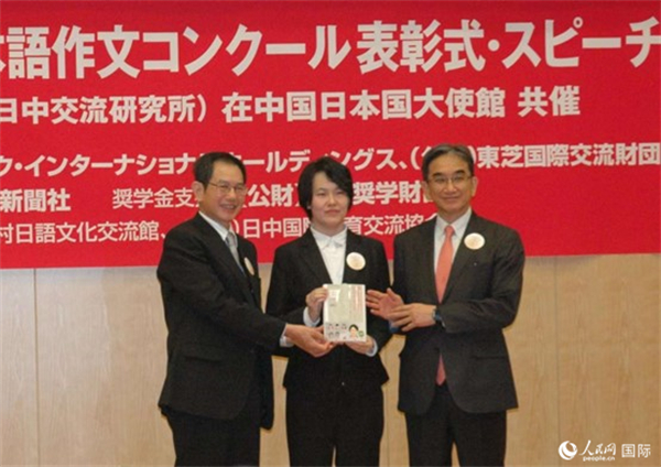 日本駐華大使垂秀夫（右一）、日本僑報(bào)社總編輯段躍中（左一）和趙志琳同學(xué)合影留念。人民網(wǎng)記者 陳建軍攝
