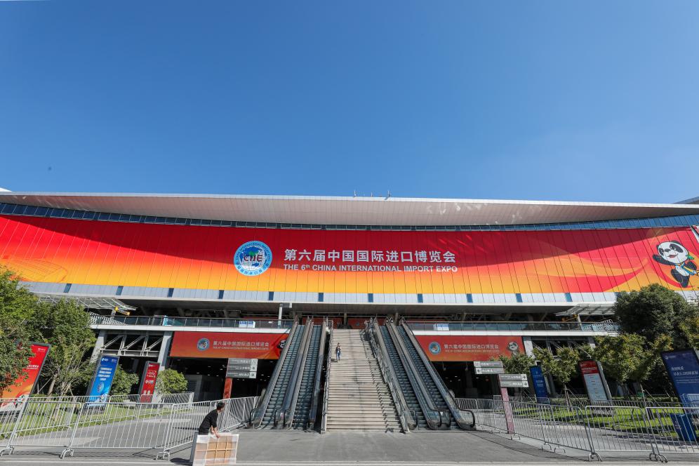 這是第六屆進(jìn)博會(huì)場館國家會(huì)展中心（上海）外景（2023年11月2日攝）。新華社記者 辛夢晨 攝