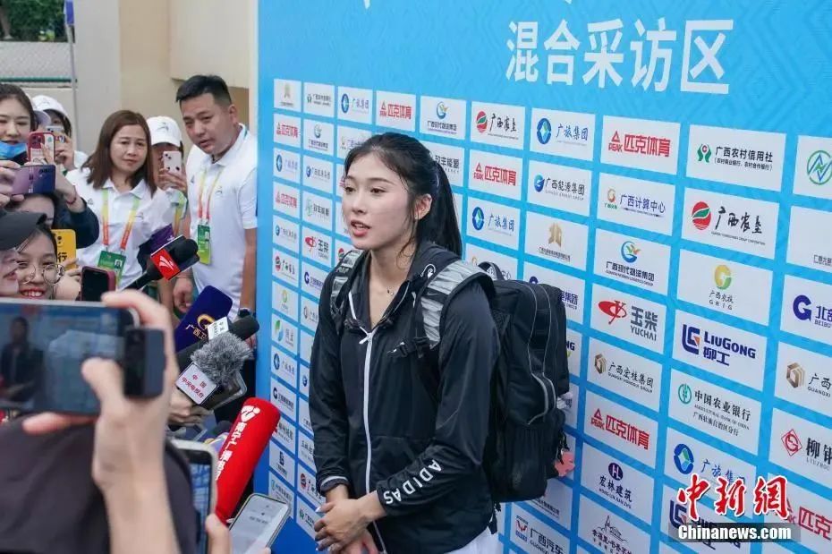 圖為吳艷妮在10日比賽結(jié)束后接受媒體采訪。陳冠言 攝