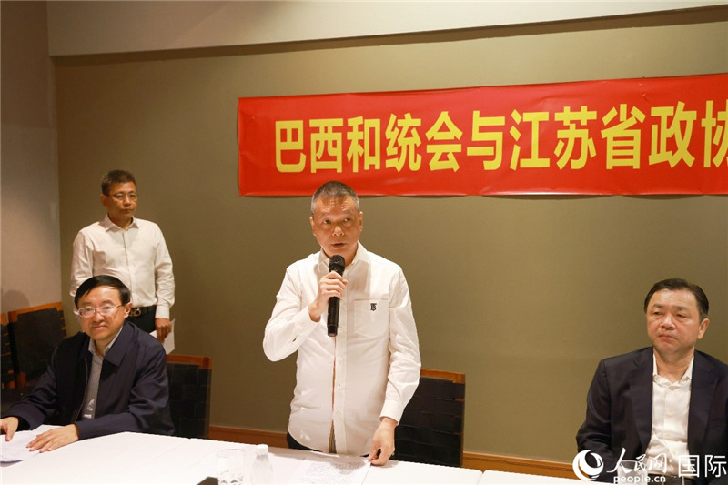巴西和統(tǒng)會(huì)會(huì)長(zhǎng)王俊曉（中）在座談會(huì)上致辭。人民網(wǎng)記者 陳海琪攝