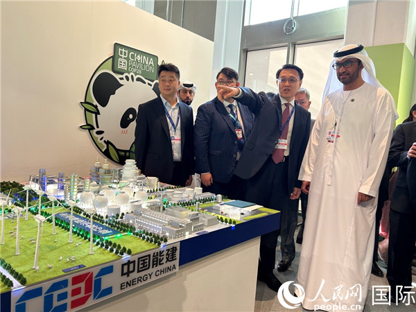 COP28主席蘇爾坦·賈比爾參觀中國角展示。人民網(wǎng)記者任皓宇攝