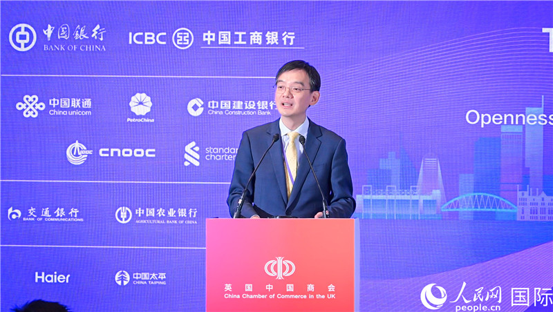 英國(guó)中國(guó)商會(huì)會(huì)長(zhǎng)、中國(guó)銀行倫敦分行行長(zhǎng)方文建 致歡迎辭。人民網(wǎng) 郭錦標(biāo)攝