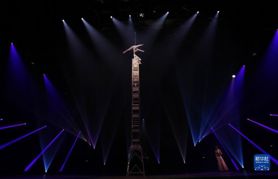 12月8日，演員在法國巴黎舉行的中國雜技“奇妙之夜”演出上表演《高椅》。新華社記者 高靜 攝
