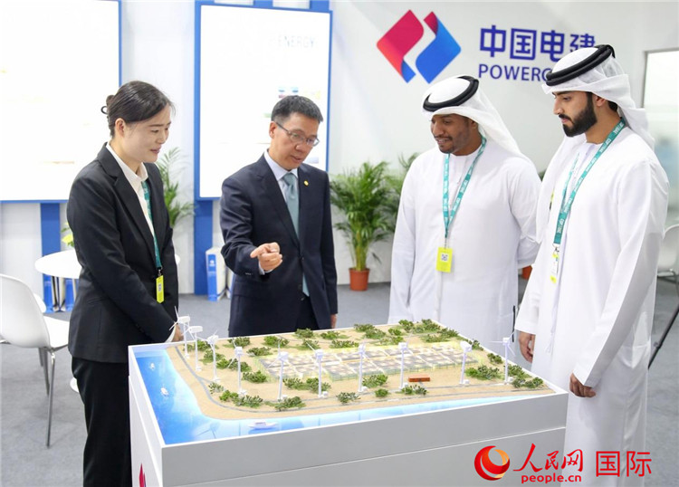 訪客在中國電建展臺參觀風(fēng)電項目沙盤。人民網(wǎng) 塔里克·易卜拉欣攝